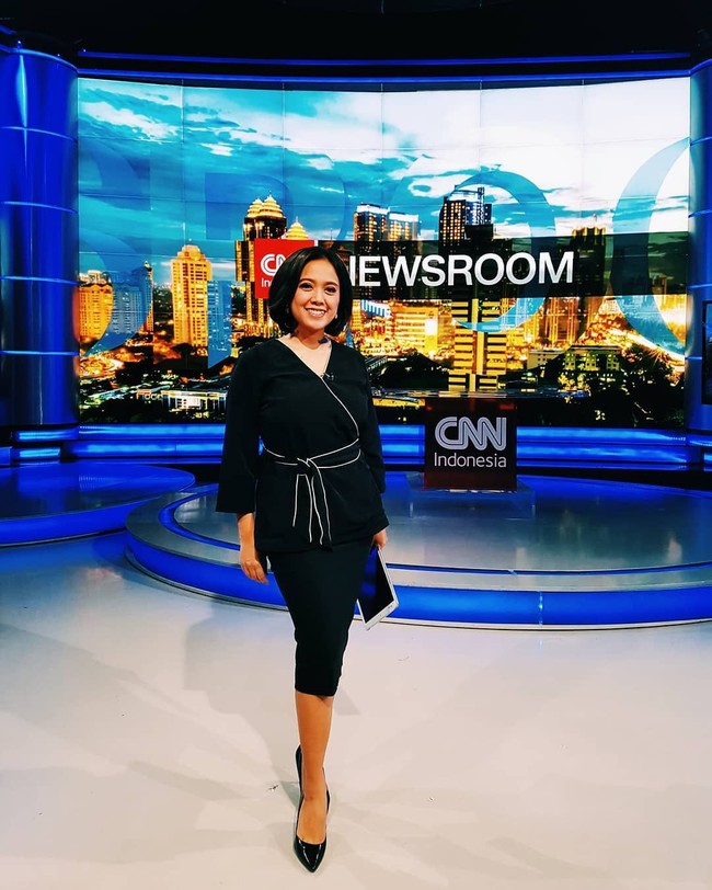 Putri mengawali kariernya sebagai jurnalis di Metro TV pada 2008. Wanita kelahiran Denpasar, Bali ini sekarang merupakan presenter CNN Indonesia TV. Foto: Instagram @putrgrimaldy