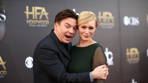 Yup, Mike Myers (kiri) ini juga nyelip di daftar. Tapi belum jelas banget kenapa namanya ikut disebut. Keterlibatan di kasus ini juga belum ada info. Foto: Getty Images