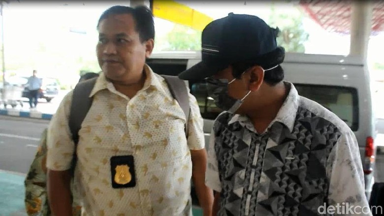 Ketum PPP Rommy dan 4 Orang yang Ditangkap KPK Dibawa ke Jakarta Ketum PPP Rommy dan 4 Orang yang Ditangkap KPK Dibawa ke Jakarta