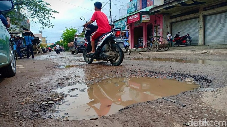Pak Ganjar, 218 Km Jalan Rusak di Brebes Butuh Dana Bantuan Gubernur Pak Ganjar, 218 Km Jalan Rusak di Brebes Butuh Dana Bantuan Gubernur