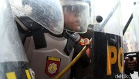 Polisi anti huru-hara diterjunkan.