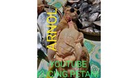 Waduh, bisa-bisanya si Arnol memeluk seekor ayam potong. Arnol lagi panen ikan dan ayam potong, tulis akun tersebut. Foto: Instagram cali9283