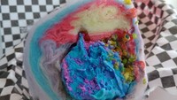 Supaya terlihat lapisan warna-warni, gulali ini diberi es krim warna biru terang. Gulali gulung nan cantik ini biasa dijadikan menu makanan penutup. Foto: Instagram