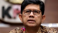 Selain Ketum PPP Romahurmuziy (RMY), dua orang lainnya yang menjadi tersangka yakni Kepala Kantor Kemenag Kabupaten Gresik Muhammad Muafaq Wirahadi, dan Kepala Kantor Wilayah Kemenang Jawa Timur, Haris Hasanuddin.