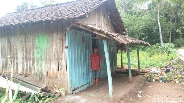 Rumah yang ditinggali Ngatiyah dan Slamet.