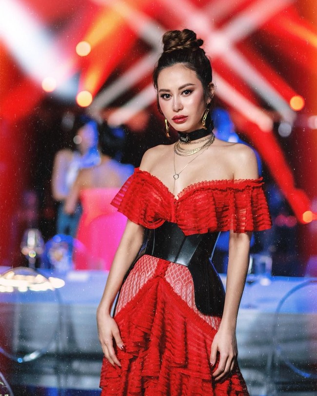 Eleanor Lam memiliki kehidupan jet set yang membuatnya dijuluki sebagai the most high profile it-girls di Hong Kong oleh majalah Tatler. Ayah Eleanor adalah Peter Lam, pemilik Media Asia Entertainment Group. Foto: Dok. Instagram @Elly