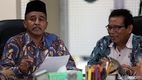 Sekjen Lembaga Persahabatan Ormas Islam (LPOI), Lutfi A Tamimi (kiri) membacakan pernyataan sikap kecaman kepada pelaku penembakan di dua Masjid di kota Christchurch, Selandia Baru, tersebut.