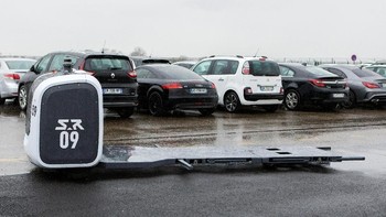 Stan saat bertugas di Lyon-Saint Exupery Airport di Lyon, Prancis. (Foto: REUTERS/Emmanuel Foudrot)