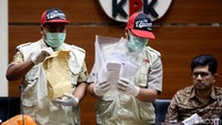 KPK dalam OTT mengamankan 6 orang yakni M Romahurmuziy (MRY), anggota DPR periode 20014-2019, Kepala Kantor Wilayah Kemenang Jawa Timur, Haris Hasanuddin (HRS), Kepala Kantor Kemenag Kabupaten Gresik Muhammad Muafaq Wirahadi (MFQ) Asisten Romahurmuziy, Amin Nuryadin, calon anggota DPRD Kabupaten Gresik dari PPP, Abdul Wahab dan seorang sopir.