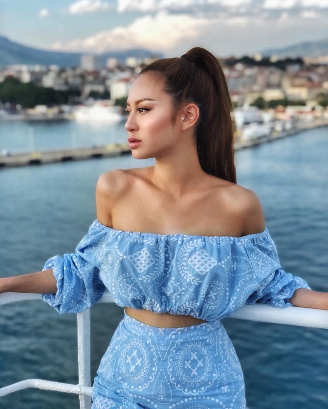 Busana dengan bahu terbuka paling sering menjadi pilihan Elly saat berlibur ke berbagai belahan dunia.  Foto: Dok. Instagram @Elly