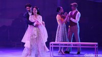 Adam memadu kasih dengan Hawa yang dimainkan Marsha Timothy. (Noel/detikhot)