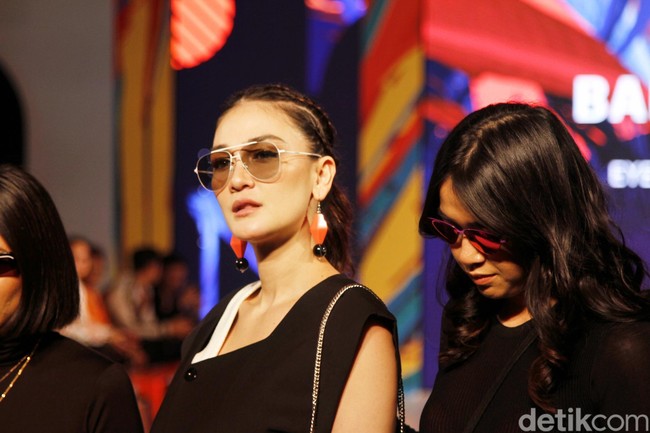 Malam sebelumnya, Luna bersinar di ajang Indonesia Movie Actors Awards 2019 setelah memenangkan penghargaan Pemeran Utama Wanita Terfavorit berkat aktingnya sebagai Suzzanna dalam film Suzzanna ‘Bernapas Dalam Kubur’. “Buat wanita-wanita di luar sana, jangan takut jatuh. Be strong!” kata Luna saat menerima penghargaan tersebut. (Foto: Moh. Abduh/Wolipop)