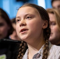 Greta Thunberg berasal dari Swedia dan lahir pada 3 Januari 2003. Sejak kecil, ia sudah menaruh perhatian pada isu lingkungan hidup dan pemanasan global. Selain melakoni gaya hidup Vegan, ia juga tak mau lagi berpergian dengan pesawat. (Foto: Getty Images)