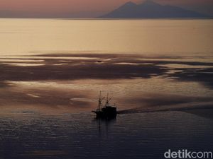 Menikmati Senja di Pantai Atlantis yang Mempesona