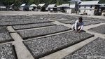 Nasabah BRI Menjemur Ikan Asin Hasil Tangkapan