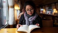 Selain memiliki konsep yang unik, kafe itu pun memiliki nuansa yang nyaman sehingga tak sedikit pengunjung yang betah dan menghabiskan waktunya untuk berkumpul atau sekadar membaca buku sambil membeli kopi di kafe tersebut. David Mercado/Reuters.