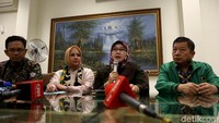 Sementara itu, Sekjen PPP Arsul Sani mengatakan pemberhentian Rommy didasari Anggaran Dasar dan Anggaran Rumah Tangga (AD/ART) PPP. Dia mengatakan, sesuai aturan partai, ketua umum yang ditetapkan sebagai tersangka oleh KPK harus diberhentikan.