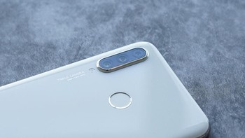 Tiga kamera dipasang di bagian belakang. Foto: Sina Mobile