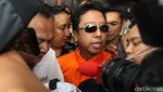 Berkacamata dan Rompi Oranye, Romahurmuziy Senyum Ditahan KPK