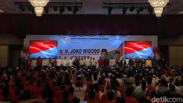 Jokowi Bekali Caleg di Sumut: Lawan Emak-emak Hoax Door to Door Jokowi Bekali Caleg di Sumut: Lawan Emak-emak Hoax Door to Door