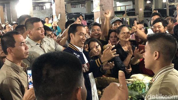 Jokoei foto bersama warga