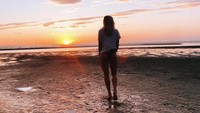 Sarah dan sunset terindah di Storstrom, Denmark. Dengan badan yang atletis, Sarah tampak cocok dengan Zac Efron yang juga atletis. Semoga awet dengan Zac ya Sarah. (Instagram/@sarahwbro)