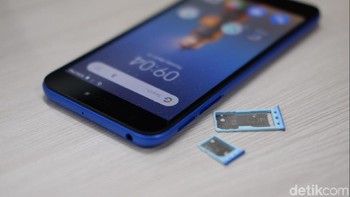 Tersedia dua slot SIM Card dan satu slot microSD. Foto: Adi Fida Rahman/detikINET