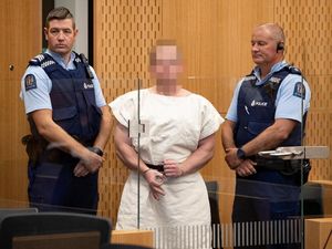 Pelaku Teror New Zealand Nyengir dan Tunjukkan Simbol OK Terbalik, Artinya?