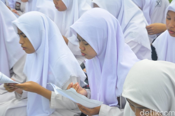 Ribuan siswa zikir dan doa jelang UN serta untuk korban teror di selandia baru, Kudus, Sabtu (16/3/2019).
