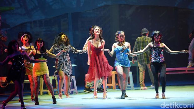 Happy Salma Tunggu Momen yang Pas Ajak Atiqah Hasiholan Main Teater