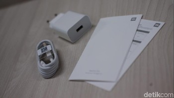 Dalam paket penjualannya hanya diberikan kabel data, kepala charger, jarum pembuka slot SIM Card dan buku petunjuk penggunaan. Foto: Adi Fida Rahman/detikINET