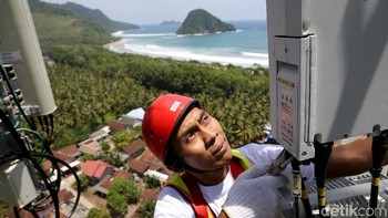 Teknisi XL Axiata melakukan pemeliharaan perangkat BTS di kawasan Pantai Pulau Merah, Banyuwangi, Jawa Timur, Kamis (14/3/2019).