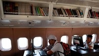 Sejumlah pengunjung nampak asyik menggunakan komputer di perpustakaan unik di kota Meksiko tersebut. Henry Romero/Reuters.
