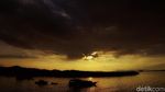 Foto Senja Diiringi Jutaan Kalong di Langit NTT