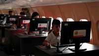 Layaknya, perpustakaan umumnya, disana tersedia juga perangkat komputer dan berbagai macam buku bacaan yang ditata rapi di bagian kabin pesawat. Henry Romero/Reuters.