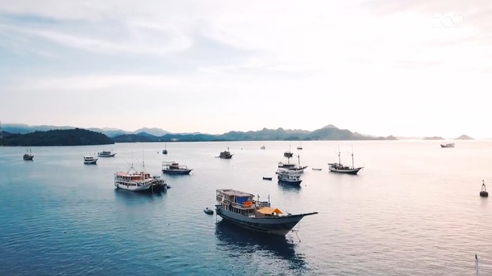 Merakit Pinisi di Lautan Labuan Bajo