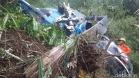Tim SAR nampak berada di sekitar bangkai helikopter yang jatuh di kawasan Situhiang, Cigalantong, Tasikmalaya, Jawa Barat, Sabtu (16/3/2019).