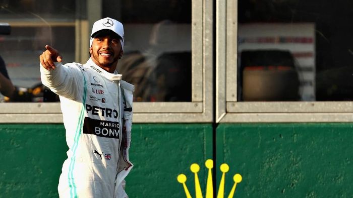 Pebalap Mercedes, Lewis Hamilton, merebut pole dalam sesi kualifikasi GP Australia (Foto: Robert Cianflone/Getty Images)