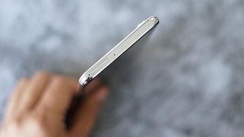 Bagian atasnya terdapat slot microSD dan SIM Card. Foto: Sina Mobile