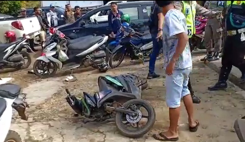 Motor Honda BeAT dibanting pengguna. Foto: Facebook Motor Honda BeAT dibanting pengguna. Foto: Facebook