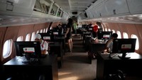 Pesawat yang digunakan perpustakaan itu adalah McDonnell Douglas DC 9-14 tua yang sudah tak digunakan. Henry Romero/Reuters.