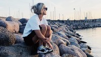 Kalau lagi tidak ingin basah-basahan, Sarah cukup duduk-duduk saja di tepi Pantai Svanemollen, Denmark. (Instagram/@sarahwbro)