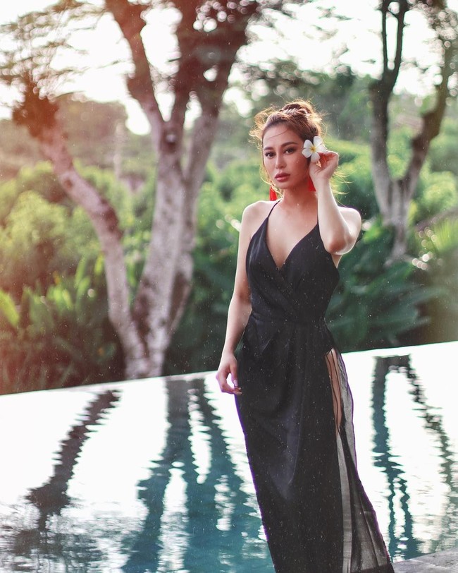 Sebagai sosialita dan pengusaha, Elly kerap berpergian dan liburan ke berbagai negara. Salah satunya Bali, Indonesia. Berpose di Bali, Elly tampil seksi dengan dress berbelahan dada rendah dan berpotongan paha tinggi dengan latar belakang kolam renang. Foto: Dok. Instagram @Elly