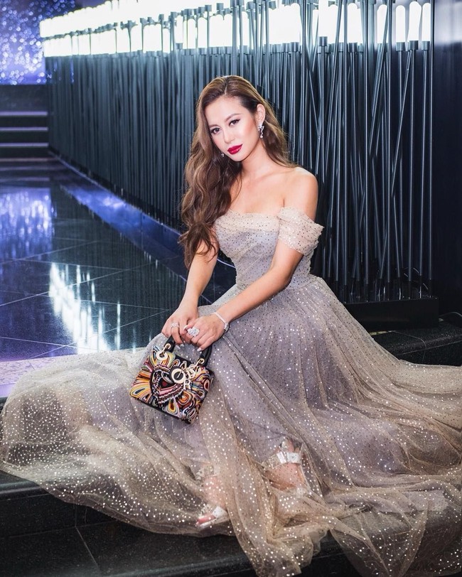 Elly yang super tajir menyukai brand Christian Dior. Dalam foto ini, dia pun tampil dengan gaun megah yang mengekspos bahunya dan memadukannya dengan tas Dior. Foto: Dok. Instagram @Elly