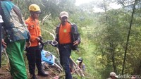 Tim SAR sendiri sejauh ini hanya membantu evakuasi para korban yang sudah dibawa ke RS Singaparna Medika Citrautama (SMC) Tasikmalaya.