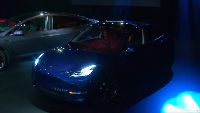 Itu berarti cukup untuk berkendara dari Jakarta menuju Semarang yang menurut Google Maps sejauh 445 km. Mobil dengan baterai lebih awet ini dijual pada angka USD 47.000 atau sekitar Rp 669 juta.  Foto: Tesla Motors