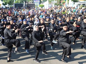 Aksi Sekjen Kemendikbud Belajar Jurus Silat Kaserangan