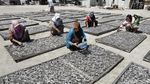 Nasabah BRI Menjemur Ikan Asin Hasil Tangkapan