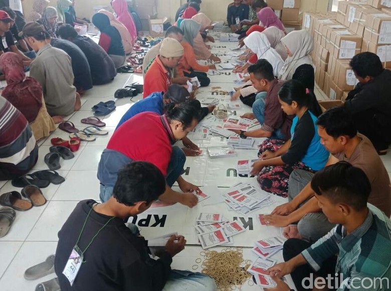 KPU Libatkan 650 Warga Cirebon Lipat Surat Suara Pemilu 2019 KPU Libatkan 650 Warga Cirebon Lipat Surat Suara Pemilu 2019