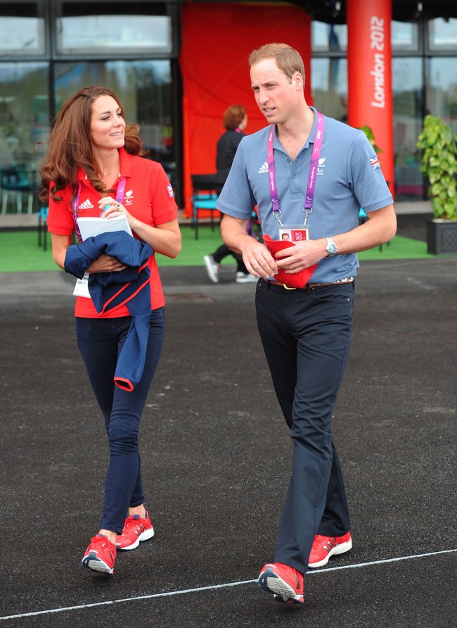 Kate Middleton juga mempunyai Adidas Supernova berwarna merah. Sepatu tersebut bahkan kembaran dengan milik Pangeran William. So sweet! (Foto: Getty Images)